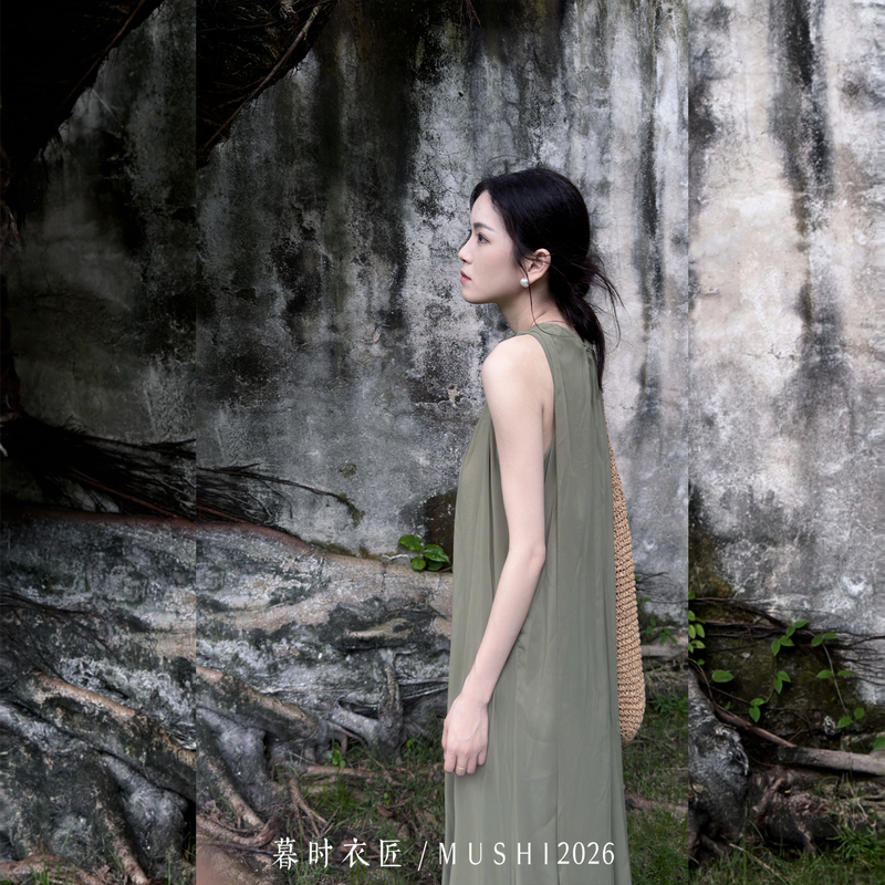 Evening Tailor【Mogano】Forest Green Halter Neck Draped Long Dress, Mori-Style Relaxed Long Dress with Atmospheric Feel Evening Tailor【Mogano】Forest Green Halter Neck Draped Long Dress, Mori-Style Relaxed Long Dress with Atmospheric Feel