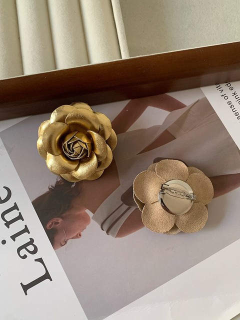 Retro French silver gold camellia flower brooch small accessory pin fashionable corsage small fragrance style pu leather texture
