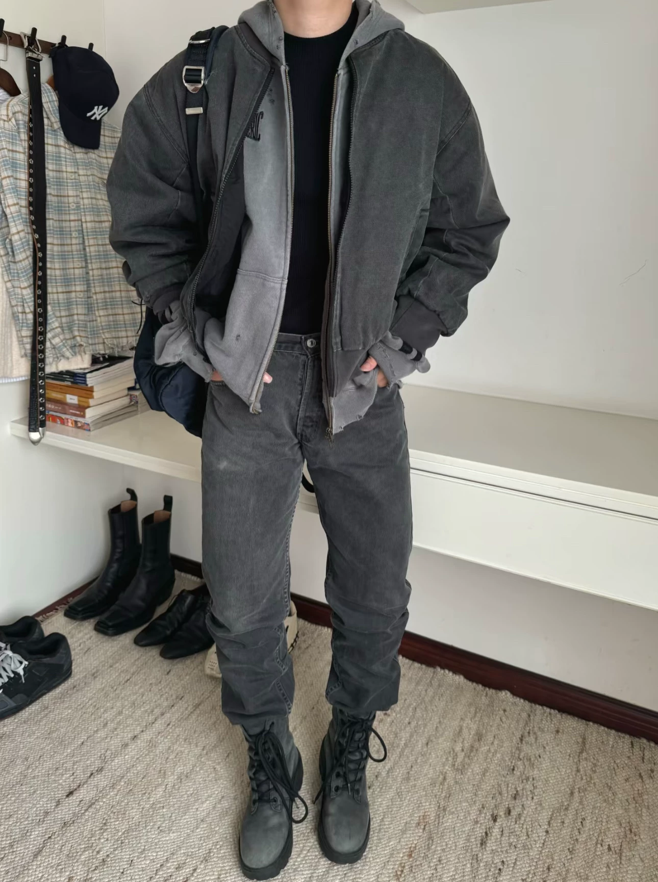 Пуховая куртка-бомбер Yeezy Season 4 из гофрированного выстланного мягким холстом короткая и широкая