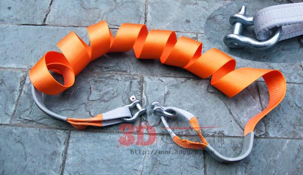 Держа дерево с помощью прицепа прицепа прицепа