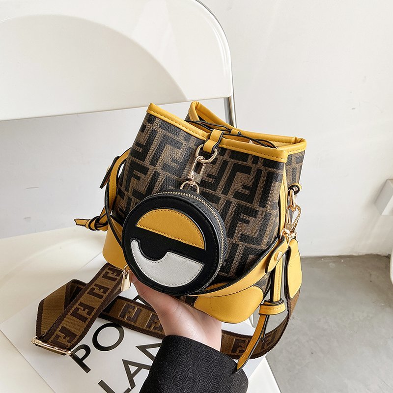 Super-looking and cute cartoon image character net red blogger recommend this year pop fashion beautiful implover to pick up a leak