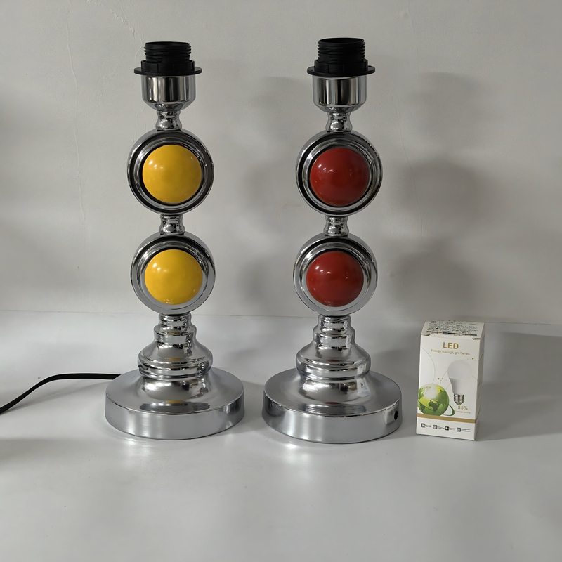 Wrought Iron Ufo-Shaped Lamp with Electroplated Wheels, Antique Table Lamp Body with or Without Lampshade, Includes Power Supply