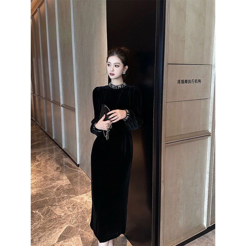 Elegant and Luxurious Casual Long-Sleeved Little Black Dress for Ladies, French Retro Autumn and Winter Waist-Cinching Slim-Fit Dress