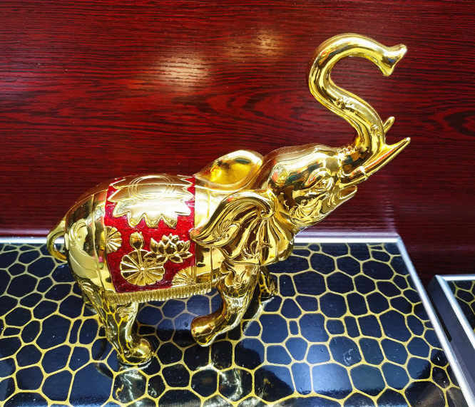 Merciful elephant elephant of Russian tin crafts bar KTV recruits fortune and luxury metal elephant