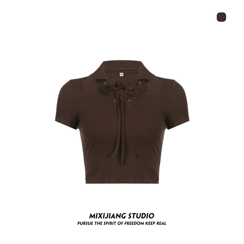 Ремень, летняя приталенная короткая футболка с коротким рукавом