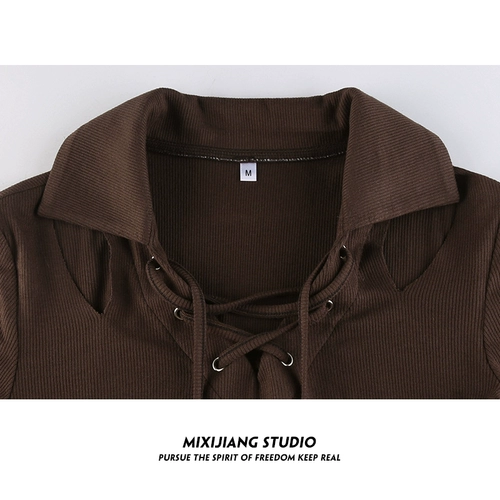 Ремень, летняя приталенная короткая футболка с коротким рукавом