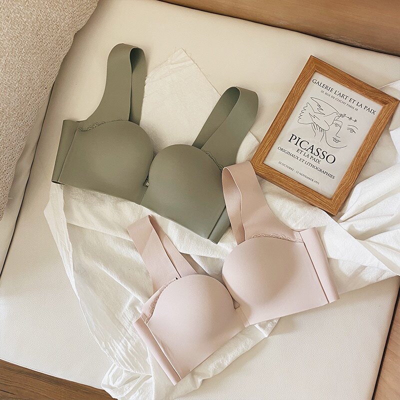 Japan U-cup comfortable gathering underwear women's wide shoulder strap bra without rims closed breast adjustment bra set