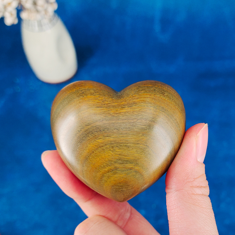 A small love green sandalwood hand piece rosewood solid wood whole wood carving play crafts decoration to send girlfriend