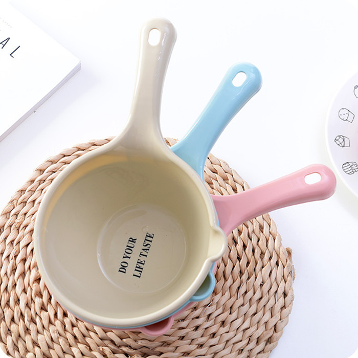 Fresh letter plastic water scoop One-piece molding with diversion nozzle Water scoop Kitchen water spoon Children's bath shampoo cup