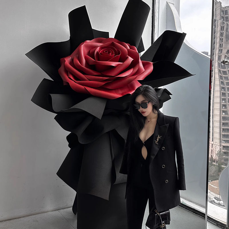 バレンタインデーの巨大な手持ちのバラの花束紙の花の装飾アレンジメント小道具結婚式の写真の背景ウィンドウディスプレイ