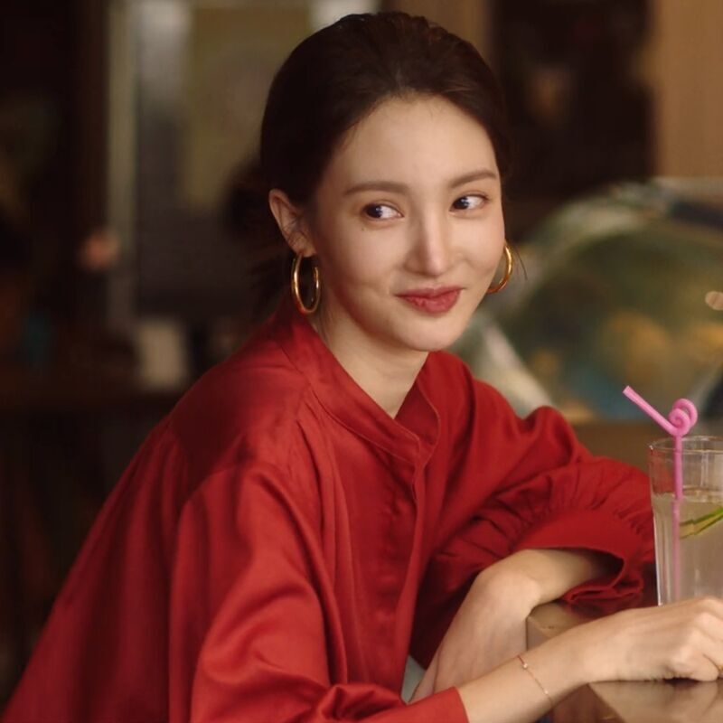 Amazing Girl Shen Siyi, Who Is the Same Age as Jin Chen, Wears a Festive Red Shirt, a Korean-Style Hong Kong-Style Satin Fashion Shirt Amazing Girl Shen Siyi, Who Is the Same Age as Jin Chen, Wears a Festive Red Shirt, a Korean-Style Hong Kong-Style Satin Fashion Shirt