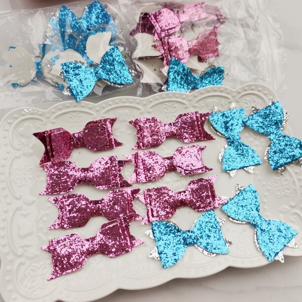 3207 A pack of about 20 sequined bows
