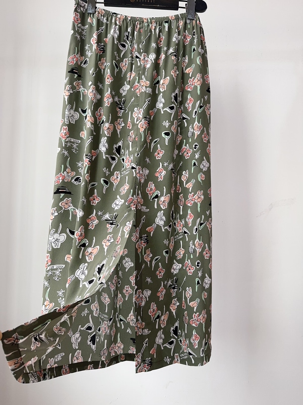 European Niche Orange-Flower Vine Sketch Silk Print Gray-Green Tone Back-Slit Mulberry Silk Midi Skirt Long Dress European Niche Orange-Flower Vine Sketch Silk Print Gray-Green Tone Back-Slit Mulberry Silk Midi Skirt Long Dress