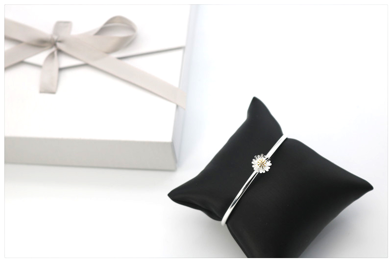 Vòng tay Daisy mạ bạc Phụ nữ đơn giản Nhỏ tươi Nhật Bản và Hàn Quốc Vòng tay quà tặng Sinh viên Tính khí mở Vòng tay gió - Vòng đeo tay Cuff vòng tay gỗ trầm hương