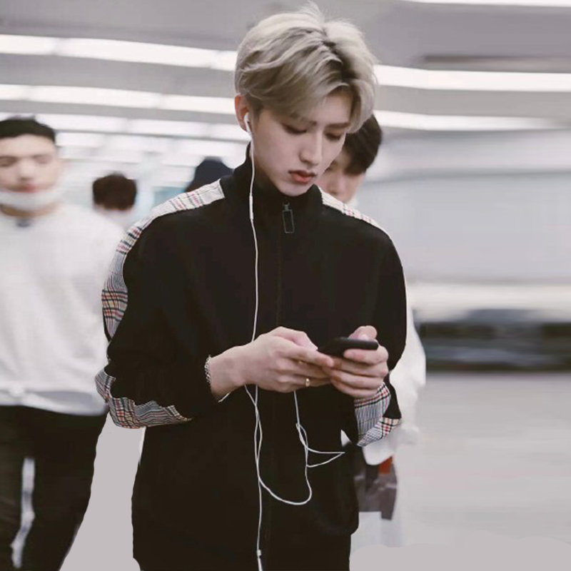 Mùa thu và mùa đông mới Cai Xukun ikun chụp đường phố sân bay với cùng một đoạn thể thao giản dị phù hợp với áo khoác nam màu đen và quần nữ quần jogger nam
