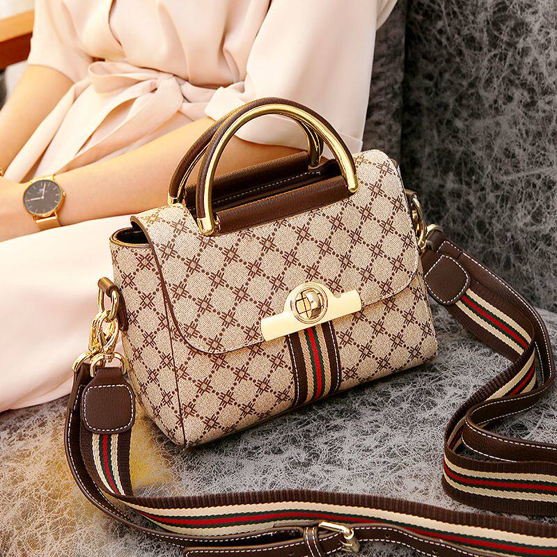 Hong Kong niche light luxury women Bag bag 2021 new explosive fashion atmosphere Joker shoulder shoulder bag