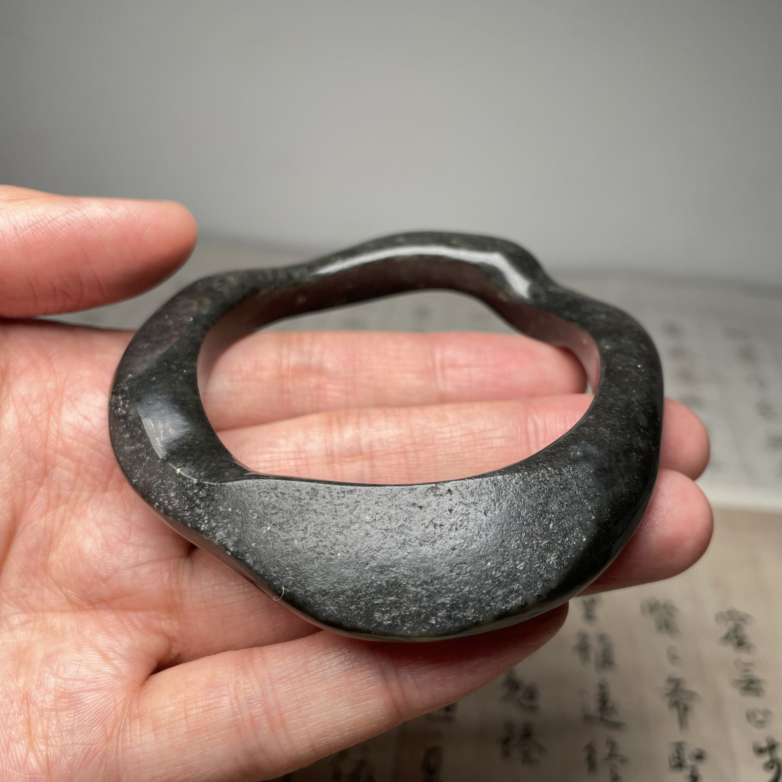 高品稀缺方言和田玉收藏级新疆籽料青花聚墨带皮内径59MM手镯S9，如何鉴别收藏级宝贝？