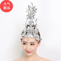 Сценя танцевальной национальной группы Открывающая танцевальная атмосфера показывает высокие выступления национальные танцевальные танцы.