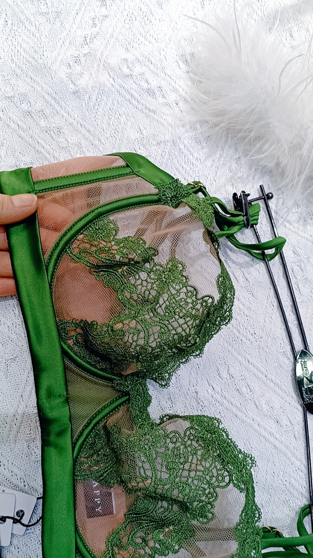 High-End Embroidered Thin Cup Half-Cup Bra for Large Busts, Makes Them Look Smaller, Sexy and Alluring, Three-Row Push-Up Bra