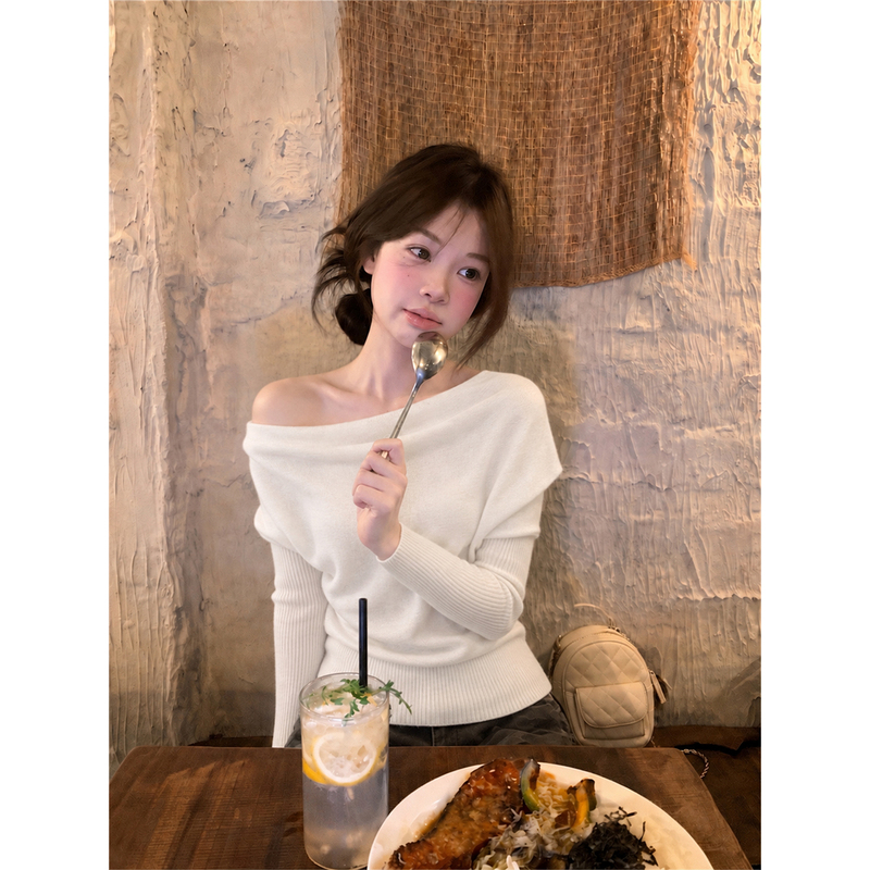 Chuqing Independent Kochi Commuting White Pullover Knit Top for Women, Autumn Off-Shoulder Versatile Slimming and Stylish Blouse Chuqing Independent Kochi Commuting White Pullover Knit Top for Women, Autumn Off-Shoulder Versatile Slimming and Stylish Blouse