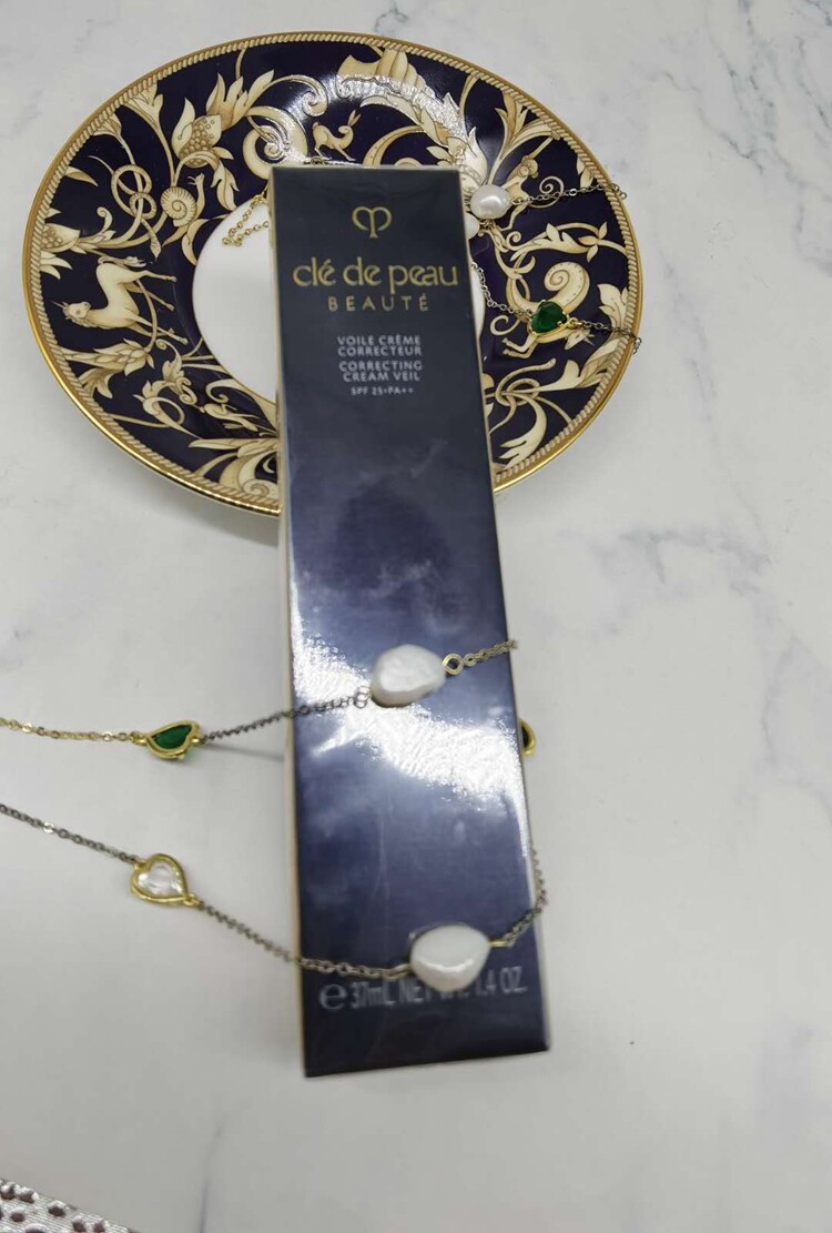 Japan CPB 2022 new version of long tube segregated Chinese New Year limited makeup Dairy black tube Nourishing 37ml Day