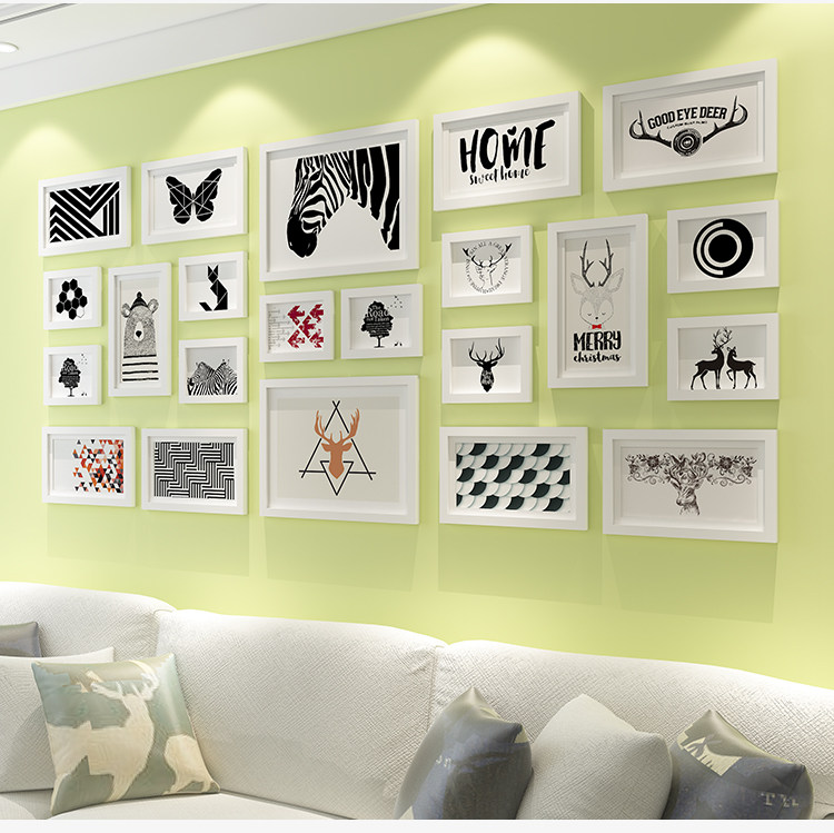 Фотография из натурального дерева, диван, настенная современная и минималистичная фоторамка 