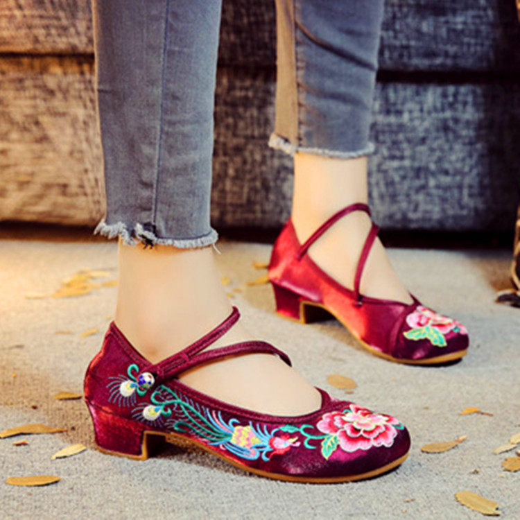 Step-embroidered (Feng's edge) Lie with national wind in line with female Han version single embroidered old Beijing cloth shoes