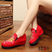 Xinyuan embroidered square in the rain embroidered old Beijing cloth shoes wedding shoes beef tendon square dance shoes inside womens shoes