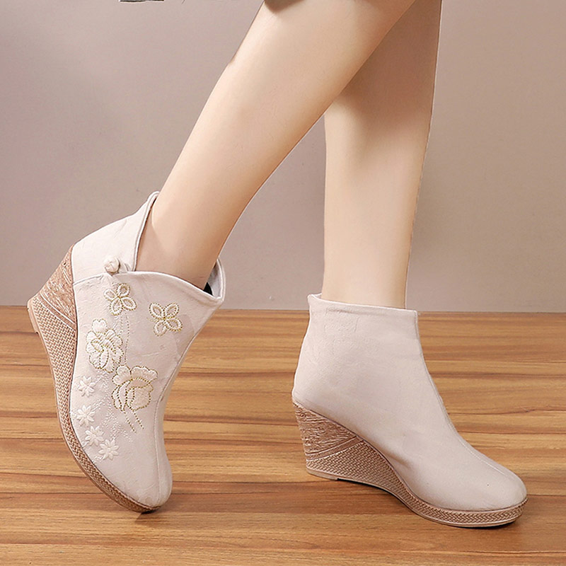 Autumn and winter tea clothes wedge heels short boots old Beijing cloth shoes women's high-heeled cheongsam shoes ethnic ancient Hanfu embroidered cotton shoes