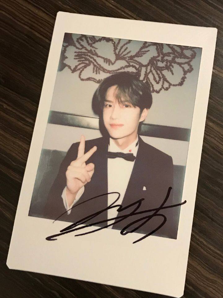 crown! Wang Yibo personally signed the QG Zhizu 10th Anniversary Photo B