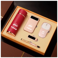 Красный стакан, мышка, блок питания, USB-флеш-накопитель