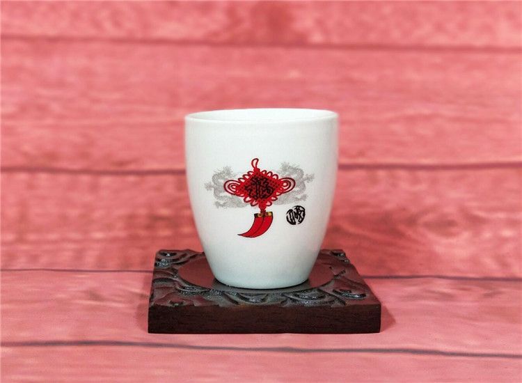 Rượu gốm gia dụng chịu nhiệt độ cao đặt một hoặc hai chén rượu nhỏ màu trắng rượu mạnh 盅 chén 60 ml tổ tiên cho Đức Phật ly rượu vang mạ vàng