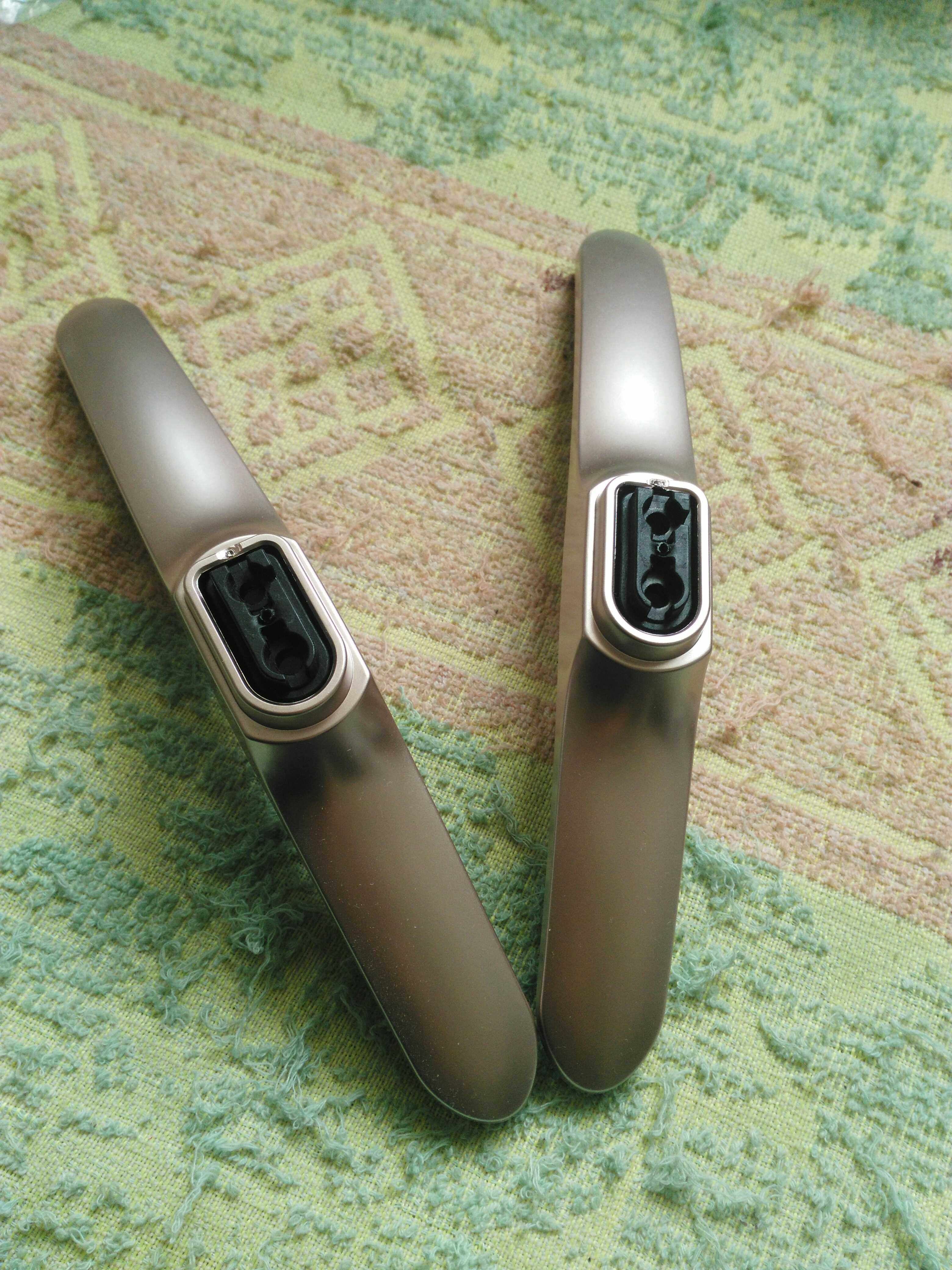 Brand new original sea letter LED42EC590UN Base matching screw physical map shipping