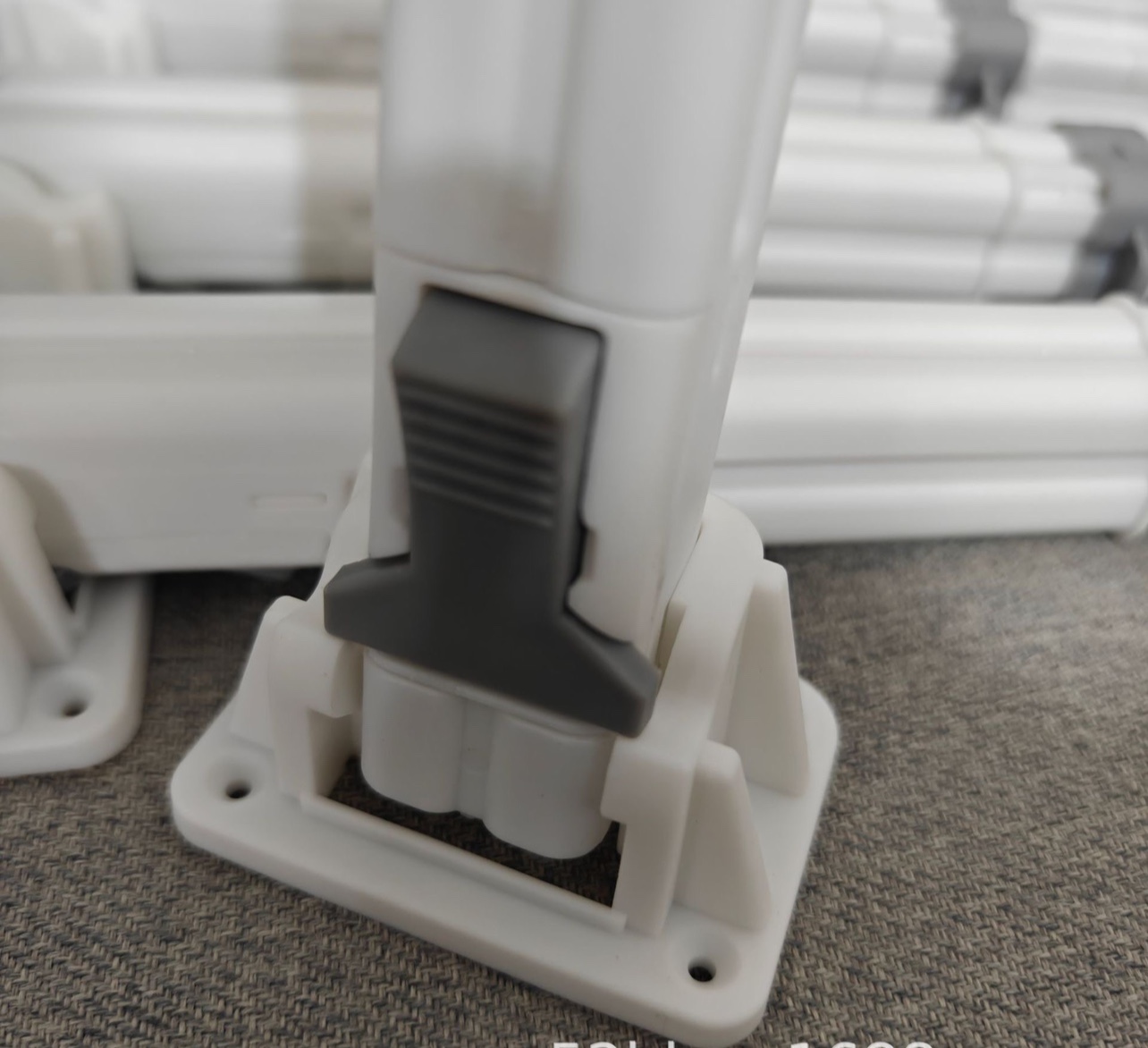 可调升降桌腿：办公桌配件中的灵活设计美学