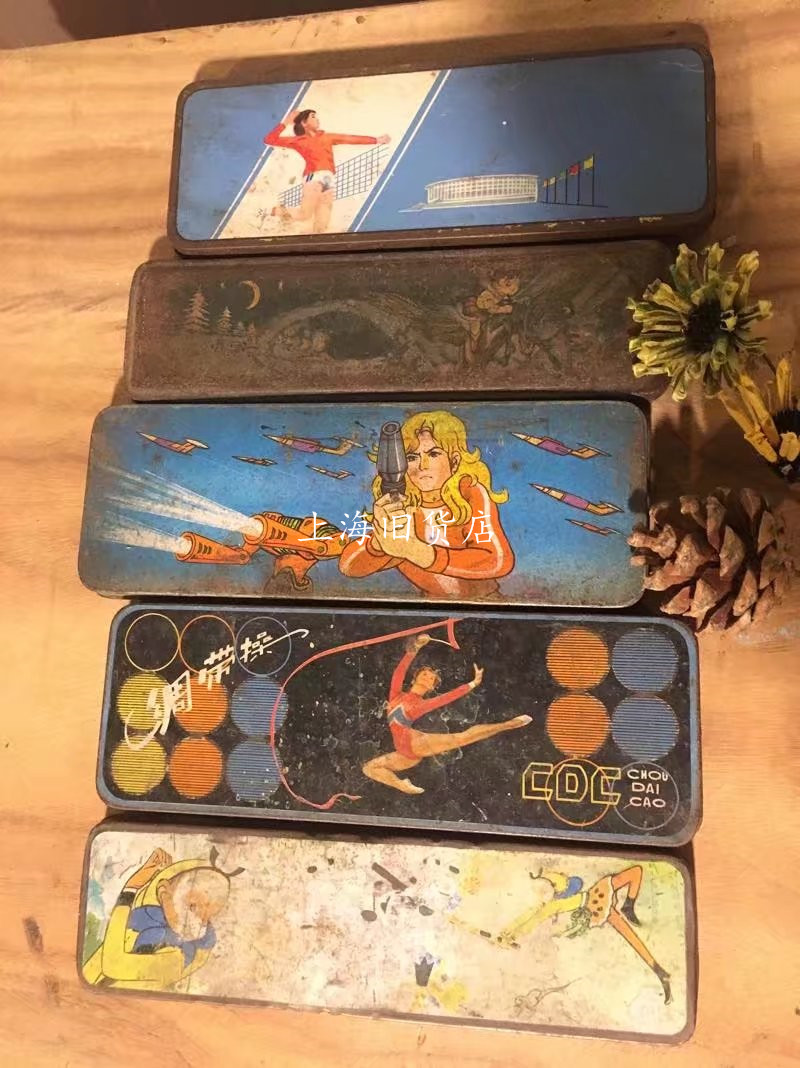 Nostalgia Old Objects Old pencil case Decorative Pendulum decorated with Tin Box 70 80s filming Decorative Pendulum