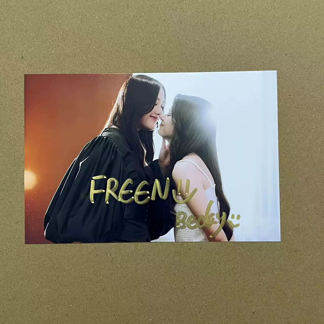 [Pink Theory мерчендайз Тайский сериал Pink Theory FreenBecky подписанное фото freen реплика на складе]