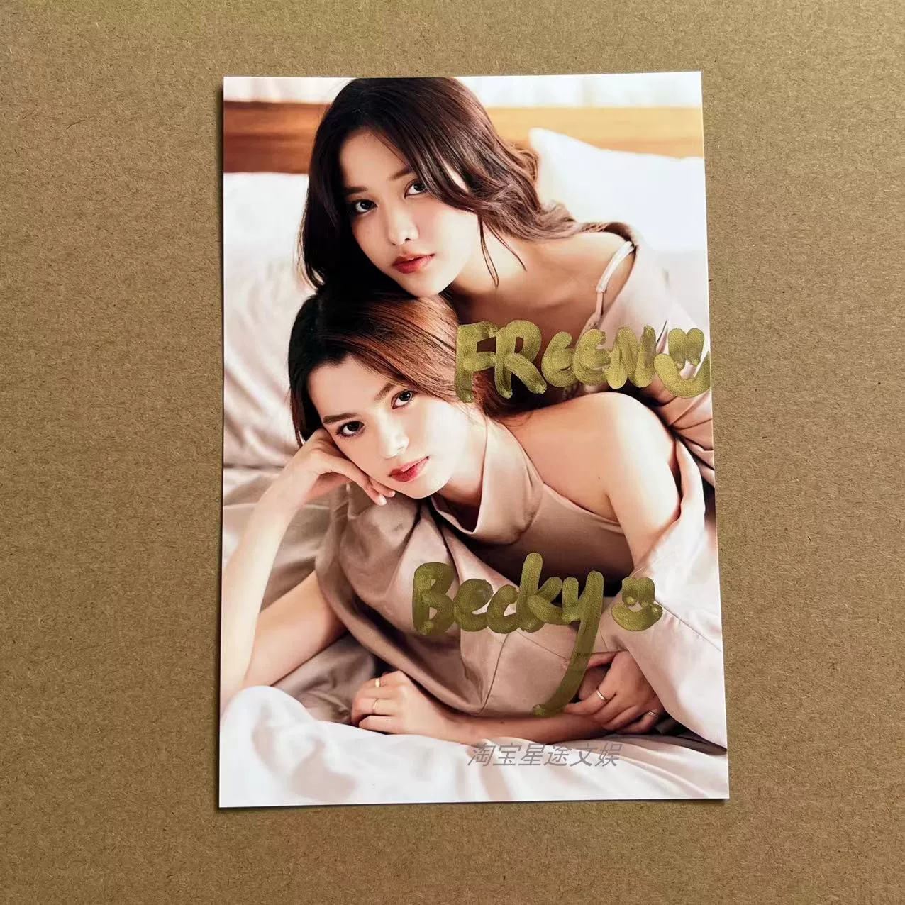 [Pink Theory мерчендайз Тайский сериал Pink Theory FreenBecky подписанное фото freen реплика на складе]