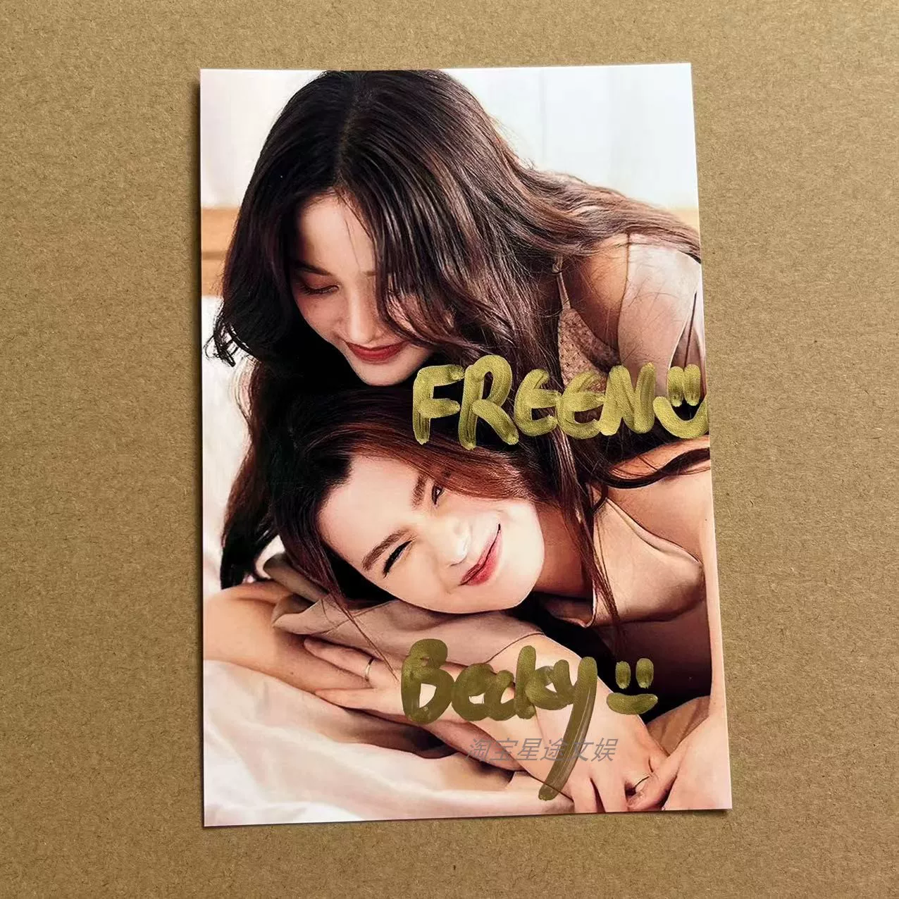 [Pink Theory мерчендайз Тайский сериал Pink Theory FreenBecky подписанное фото freen реплика на складе]