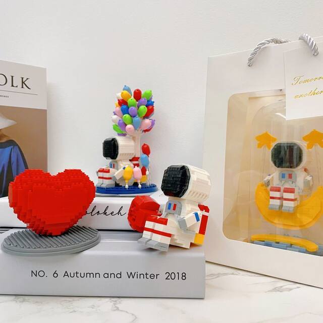 Astronaut Small Particle Building Blocks Luminous Lampshade Educational Toys for Girls and Boys Couple Birthday Cake Gifts