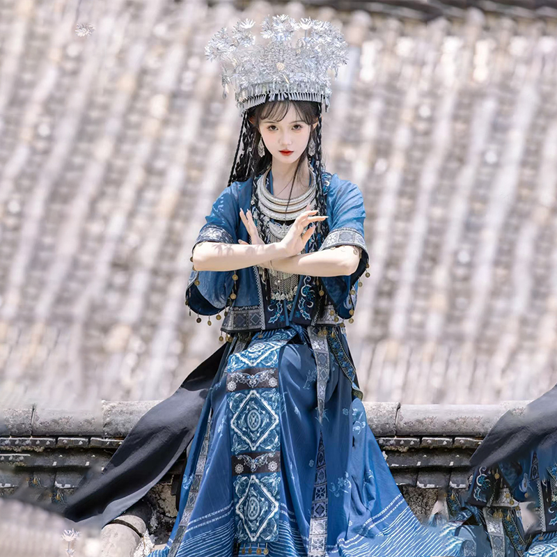 Этнический стиль одежды Мяо Цяньху Мяочжай и Мяоцзян Одежда для девочек из числа этнических меньшинств Юньнани Костюм для путешествий и съемок