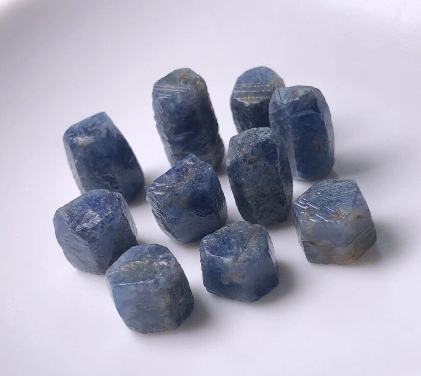 山东天然无烧蓝宝石刚玉原石:收藏级宝石,雕刻艺术新宠💎-珠宝奇石-淘宝百科网