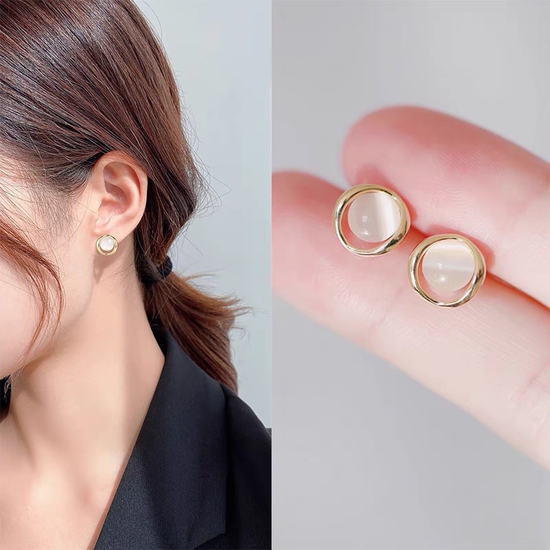 2021 Summer new minimis small ear pin temperament Advanced delicate earrings French style small crowdsourced lukewarm wind ear decoration