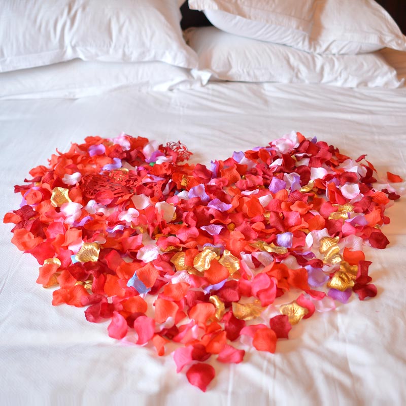 Artificial petals Fake rose bed flowers Wedding confession Hand sprinkled flower decoration Wedding sprinkled petals to make romantic arrangement