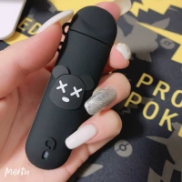 Черный насильственный медведь посылает пятно полосы движения