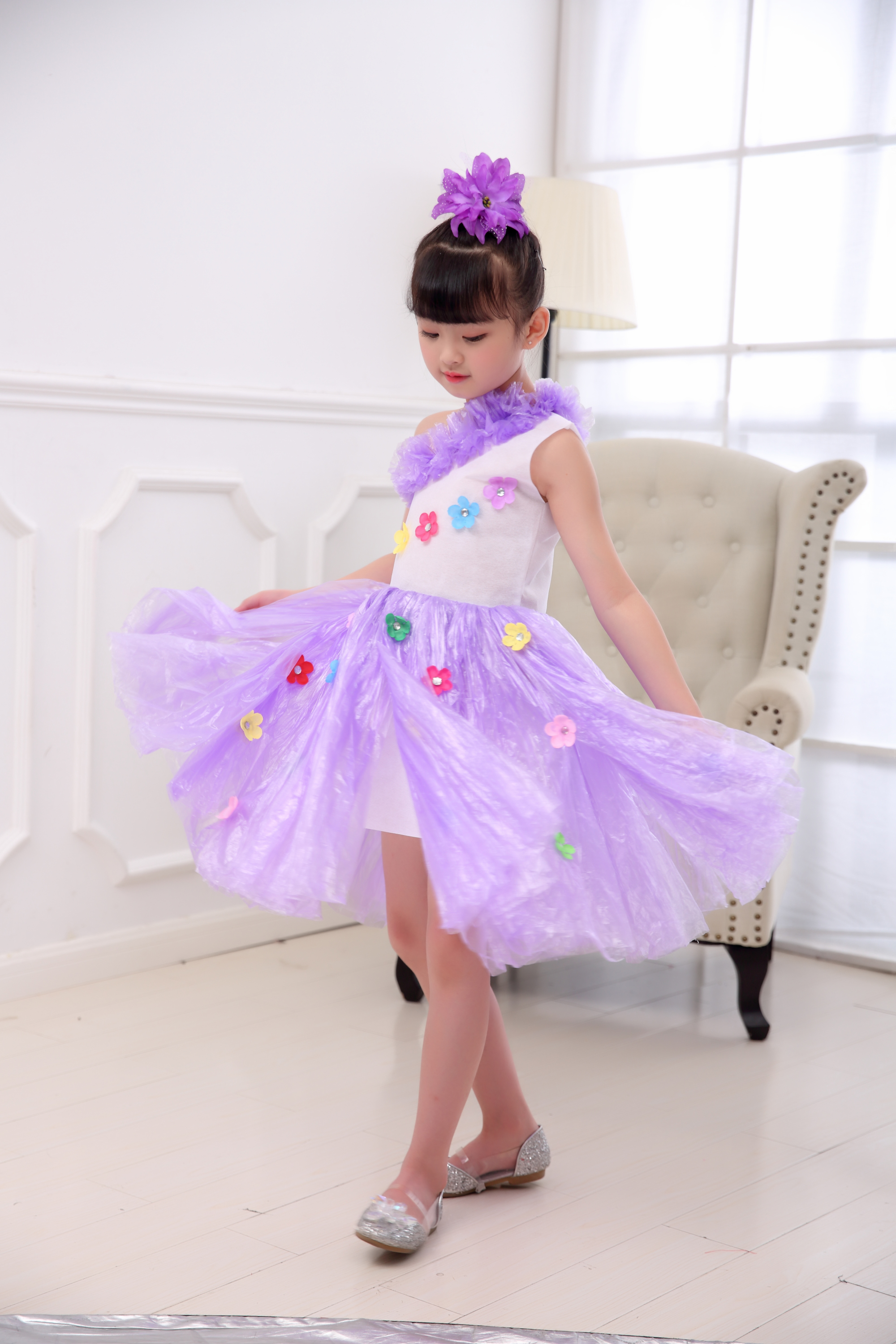 Trang phục bảo vệ môi trường mới cho trẻ em trình diễn thời trang túi nhựa làm bằng tay tự chế thời trang trẻ em