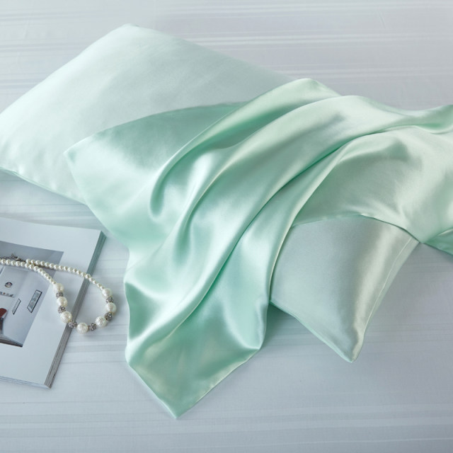 Buy a pair and get hair ties and imitation silk pillowcases. A pair of beauty summer ice silk pillowcases.