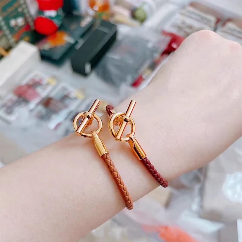 European and American Light Luxury Calfskin Woven Metal Ot Buckle Bracelet, Elegant and Simple Vintage Bracelet, High-End Couple Bracelet