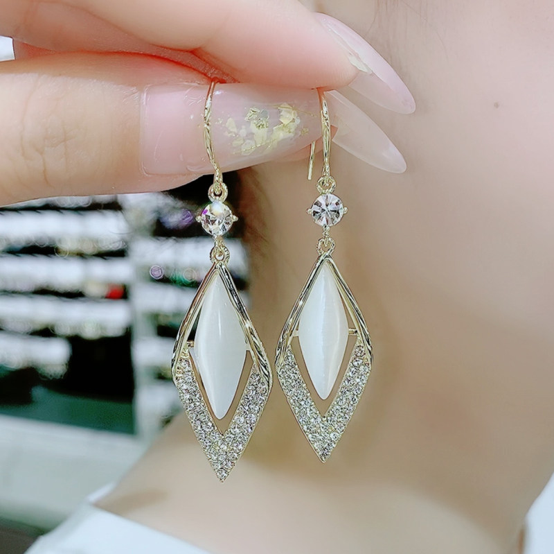 Advanced Sensation Cat Eye Stone Geometric Earrings Temperament Superior Atmosphere Japan, South Korea Nets Red 100 hitch Inlaid Drill Ear Pendant