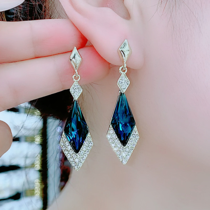 Diamond-shaped crystal earrings 2021 new trendy temperament high-end light luxury personality all-match silver needle blue earrings