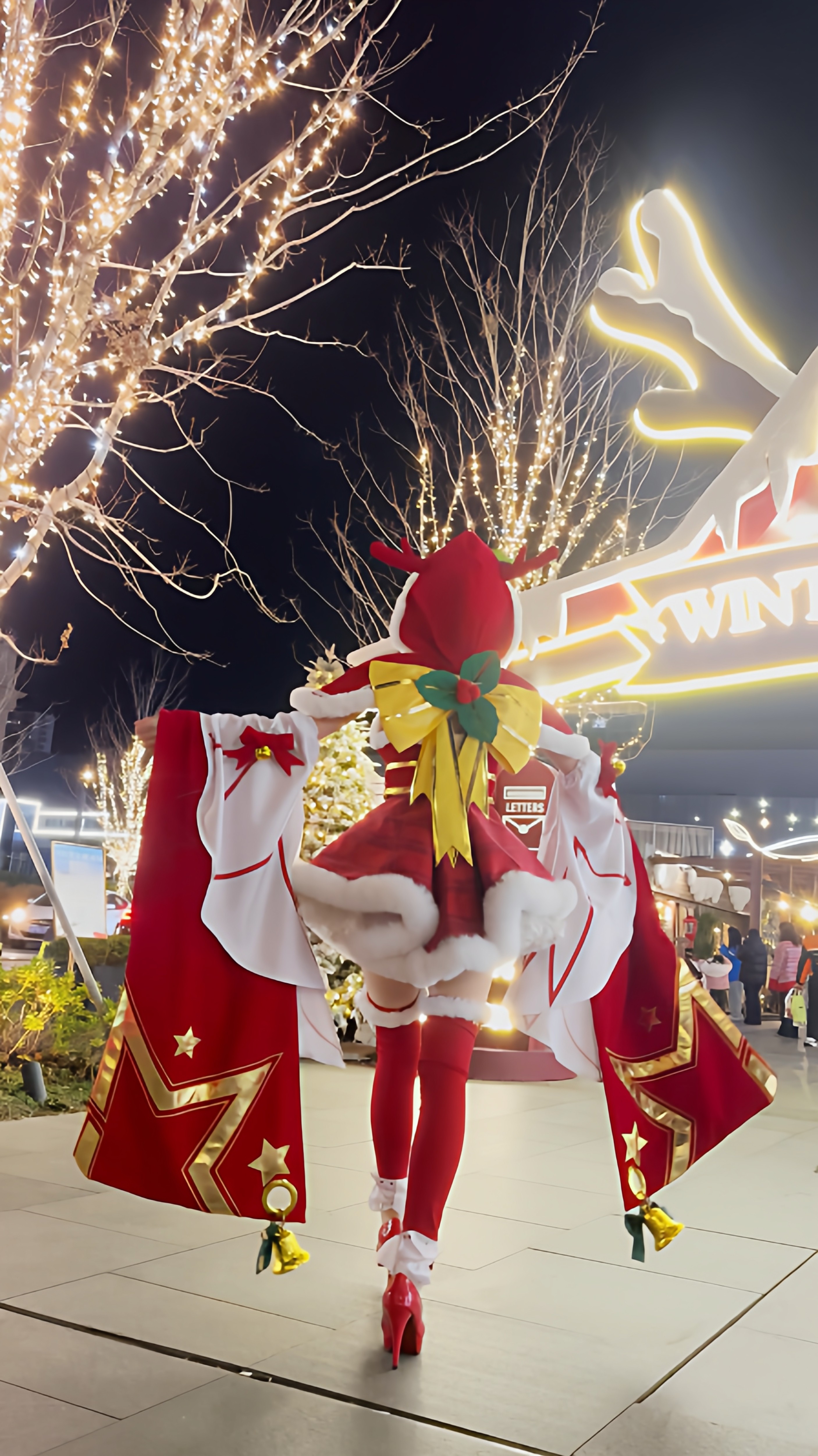 欧阳娜娜沙滩照上热搜，但我更关注她的拍照心机…-yeeyi, image size:2812x5000